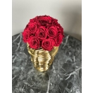  17-punast roosi kuldses keraamilises vaasis