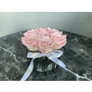 7- roosat roosi hõbedases keraamilises vaasis