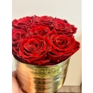 7-punast roosi kuldses keraamilises vaasis